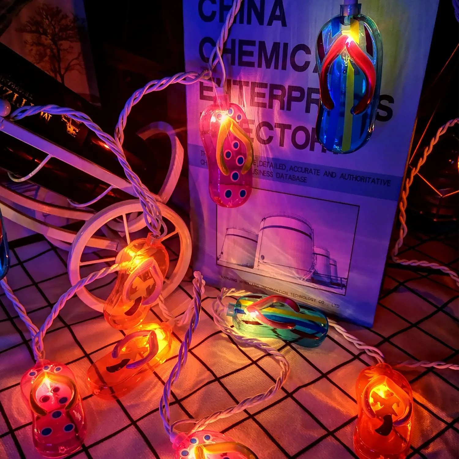 Couah Tropical Beach Themed Slipper String Lights, 3D Flip Flop Party Lantern 8.5ft 10 LED for Bedroom Dorm Wreathe Summer Wedding Birthday Kindergarten Indoor Outdoor Decorations, White Wire